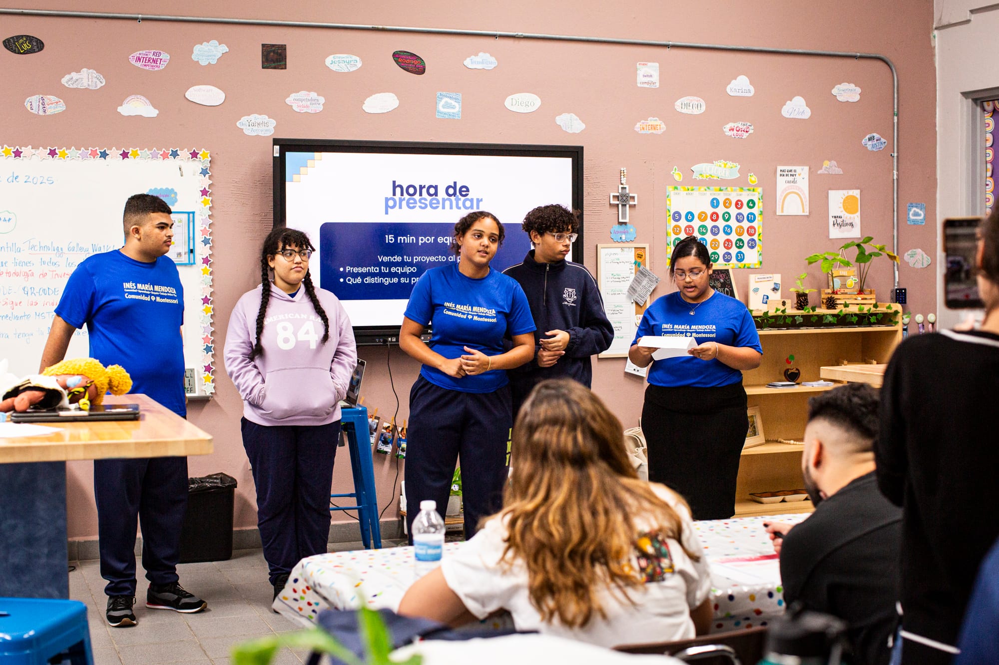 Estudiantes presentando en la escuela Inés María Mendoza