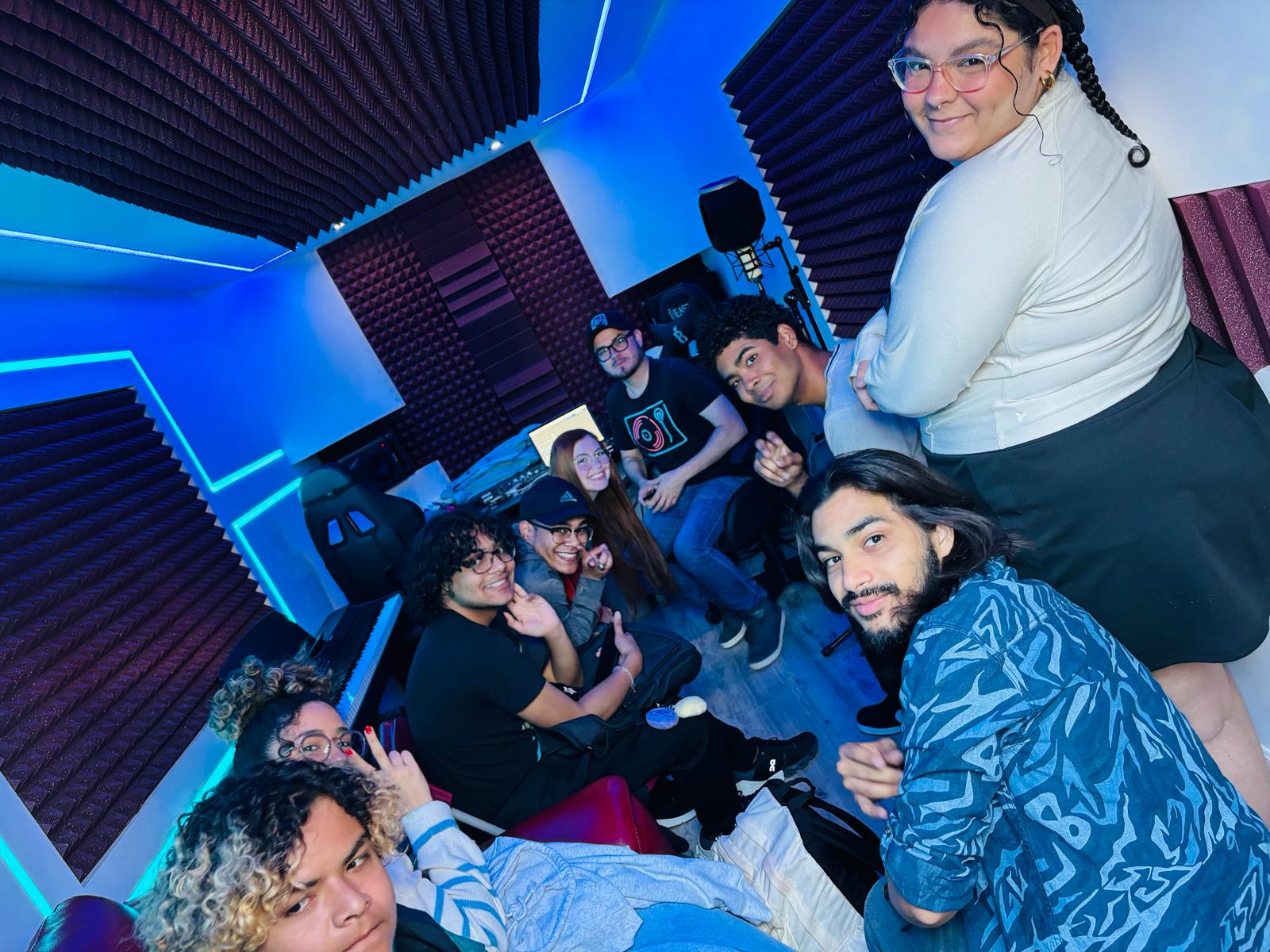 Jóvenes en un estudio de música de La Academia