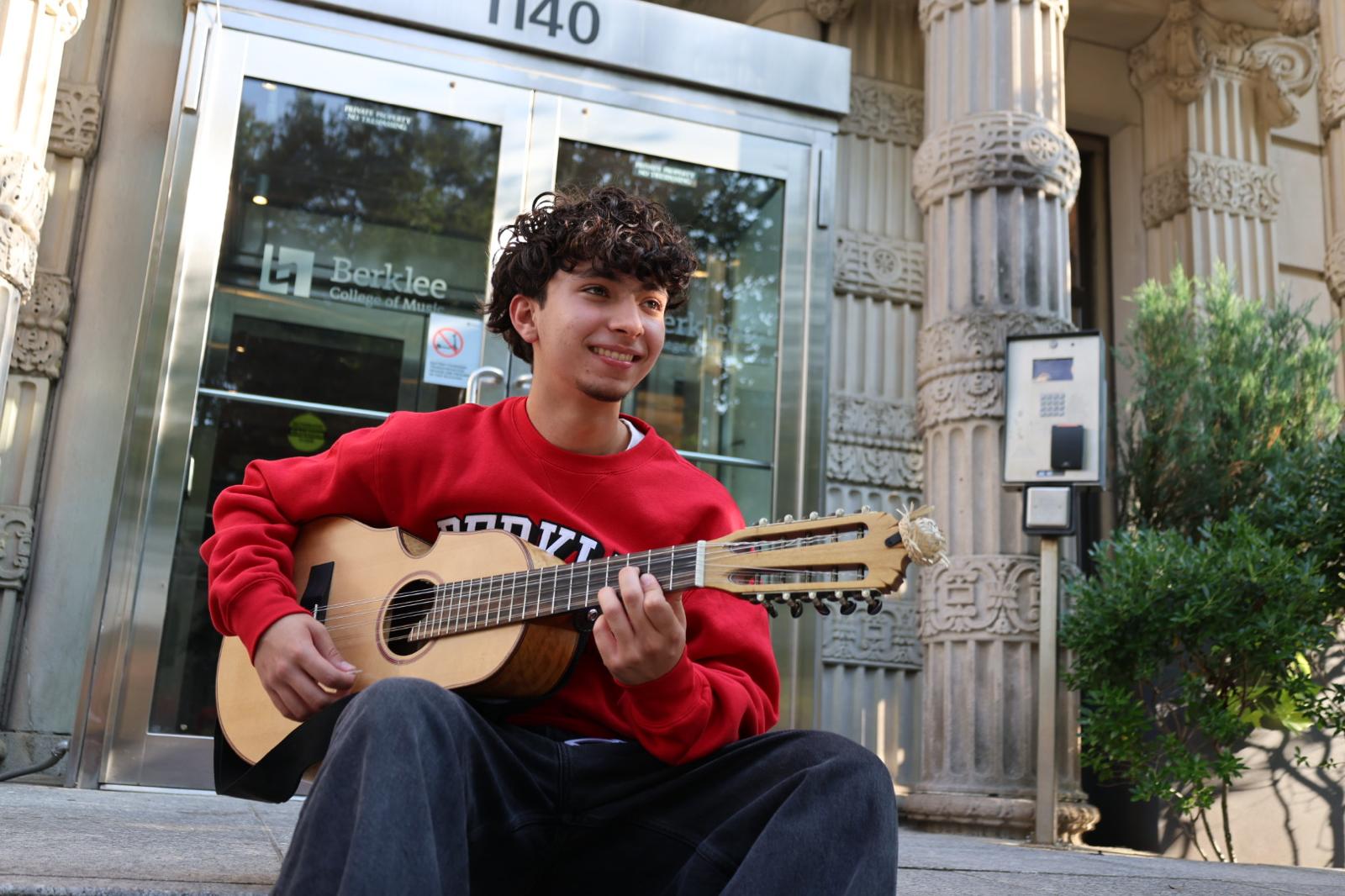 Juan Cox, primer becado del programa El Talento de Aquí, tocando guitarra