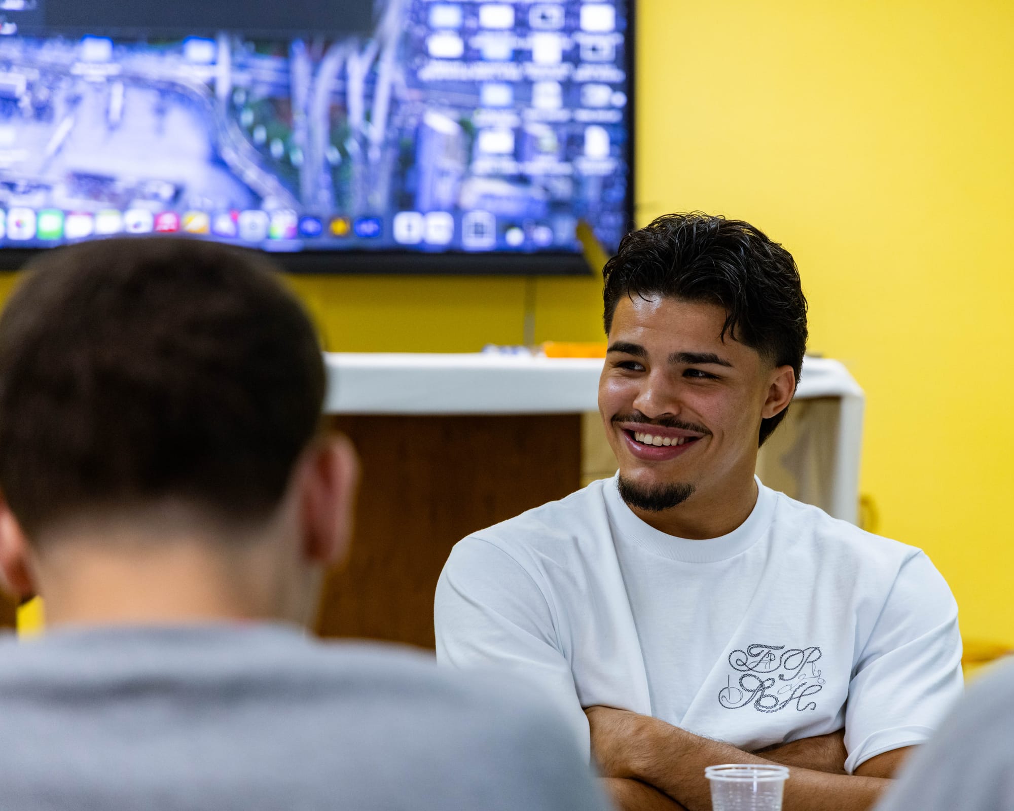 Joven participante de La Academia en el salón de clases