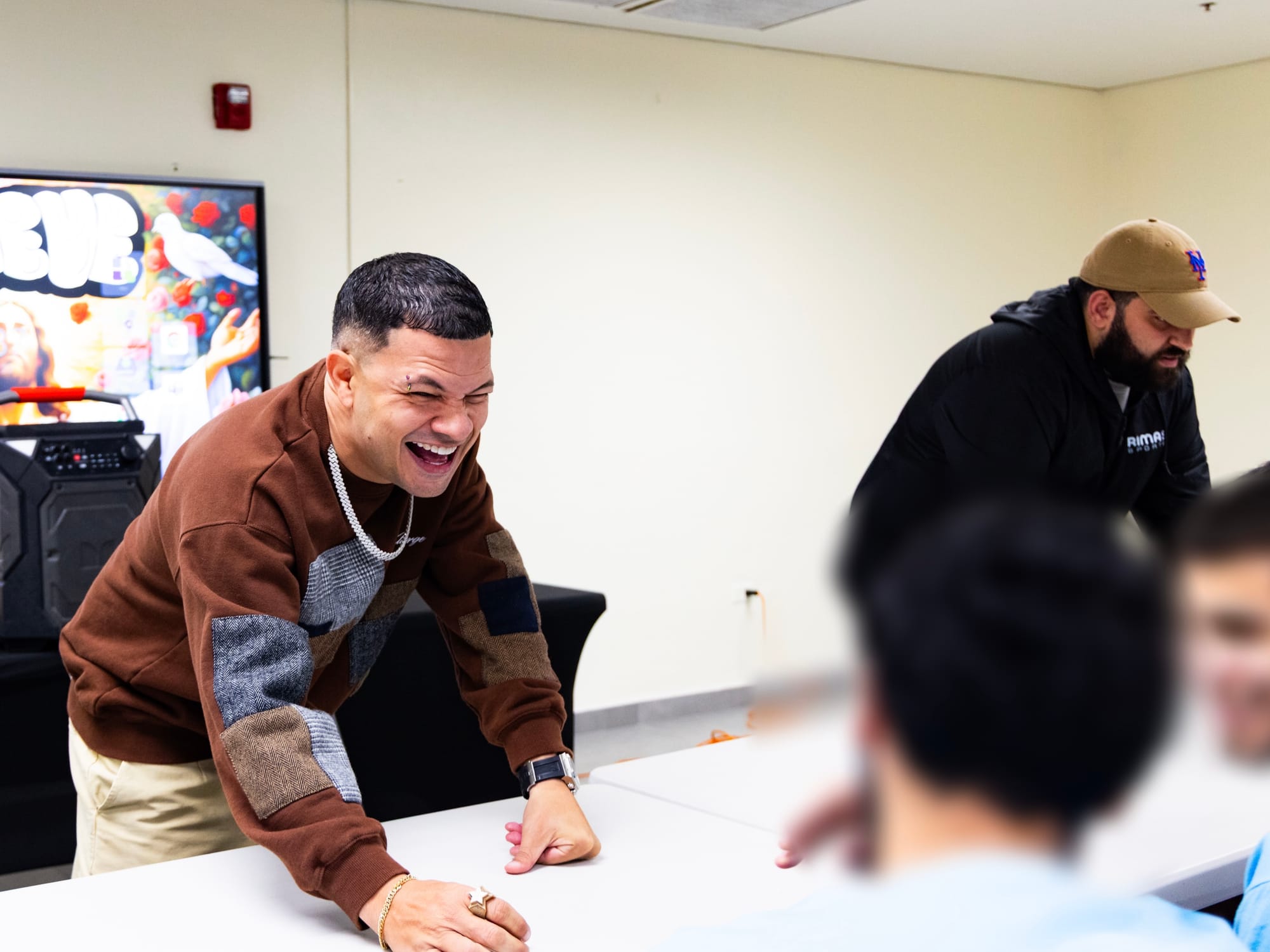 Mentor interactuando con jóvenes de La Academia