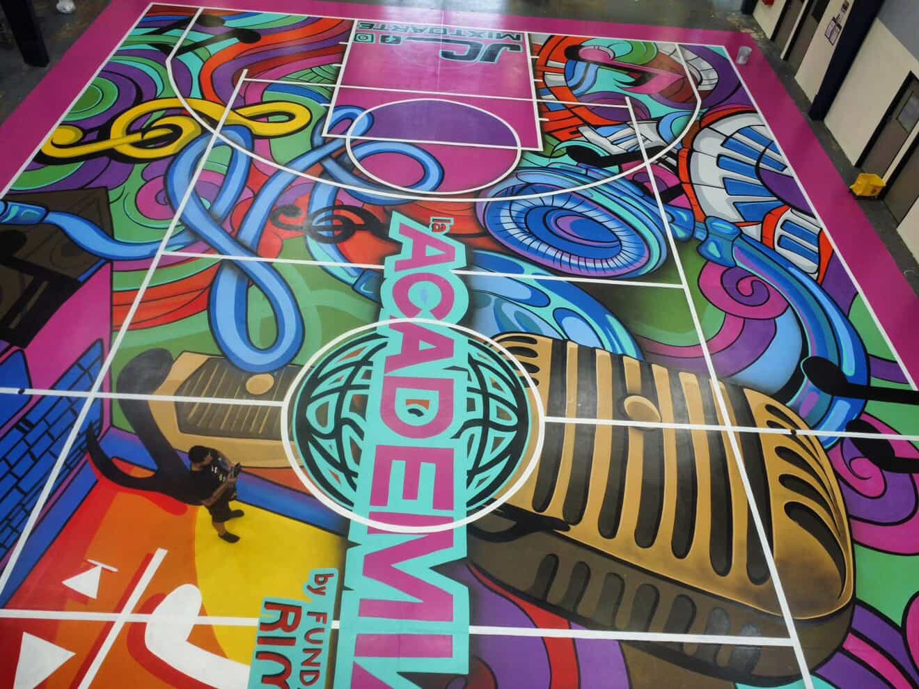 Mural colorido de La Academia con instrumentos musicales